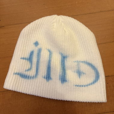 White ribbed beanie with blue print