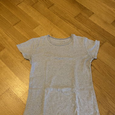 Graues, körperbetontes Top