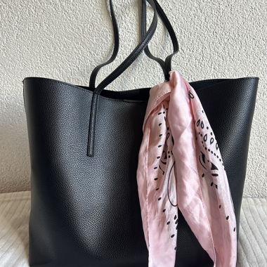 Foulard carré rose effet satiné 