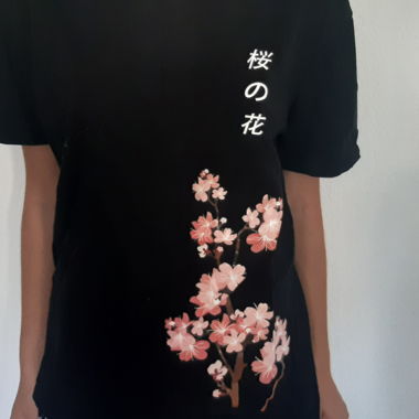Schwarzes T-Shirt mit Kirschblüten