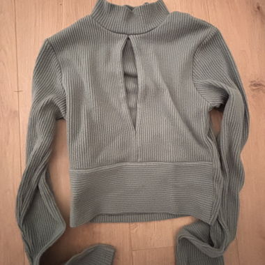 Grüner pullover mit ausschnitt 
