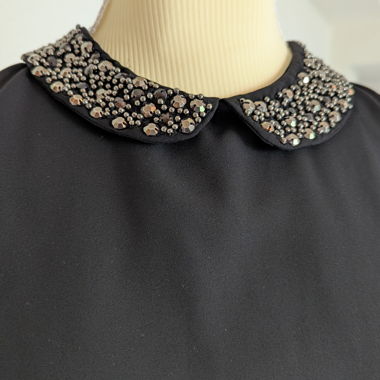 Haut noir à col brodé de perles