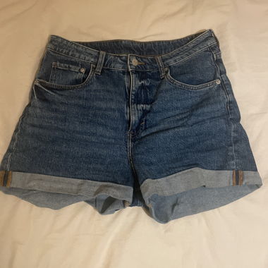 Shorts in denim blu con risvolto