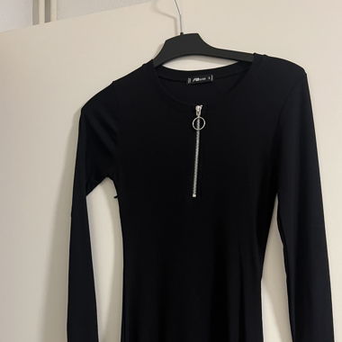Schwarzes Kleid