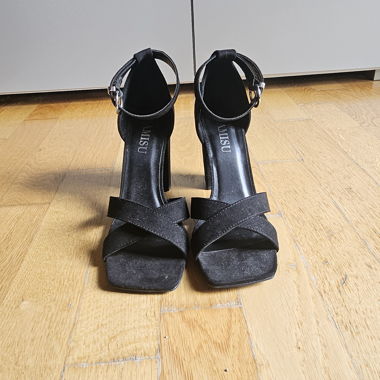 Amisu Pumps