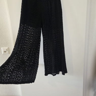 Schwarze Spitzenhose