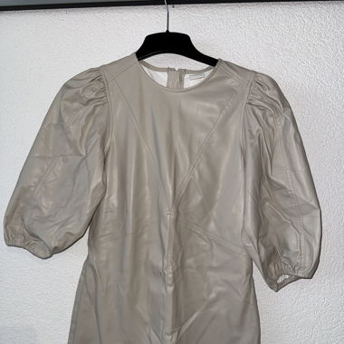 Robe courte en cuir