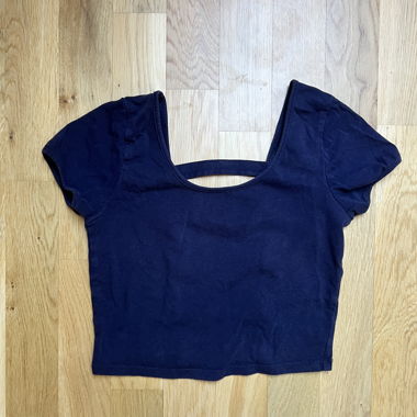 Top corto con scollo sulla schiena