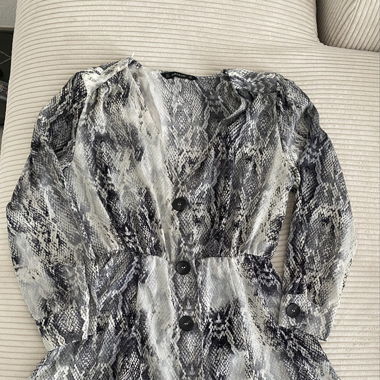 Kleid in Schlangenoptik