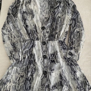Kleid in Schlangenoptik