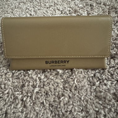 Lunettes de soleil Burberry avec étui