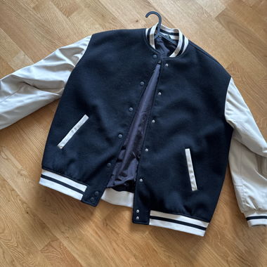 Schwarze Collegejacke mit weißen Ärmeln