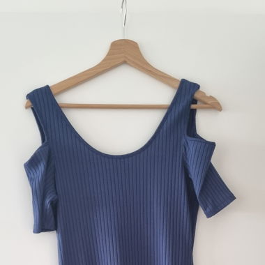 Blaues enges Kleid mit Schulterausschnitten