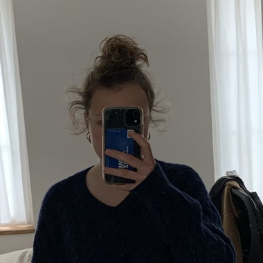 blauer Strickpullover