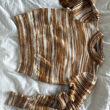 Gestreifter Pullover mit weiten Ärmeln