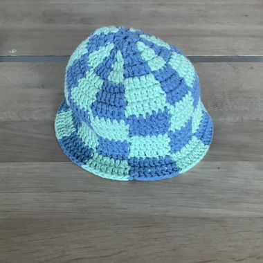 Bucket Hat lavorato a uncinetto blu e menta