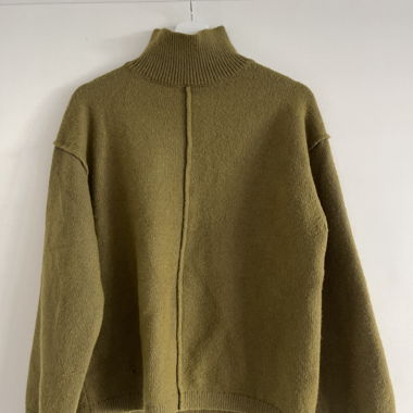 Olivefarbener Rollkragenpullover