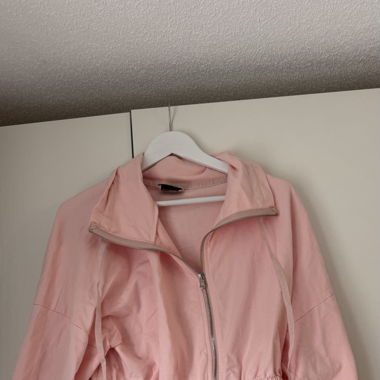 luftige rosa Frühlingsjacke