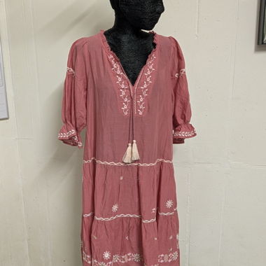 Abito rosa ricamato