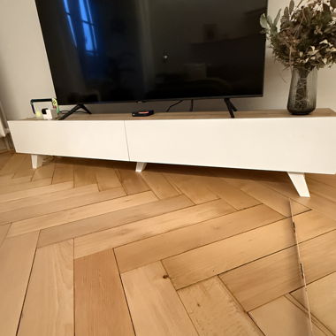 Meuble TV bas en bois-blanc avec portes abattantes