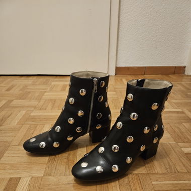 Schwarze Kunstlederstiefel mit Nieten