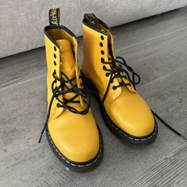 Gelbe Dr. Martens Boots