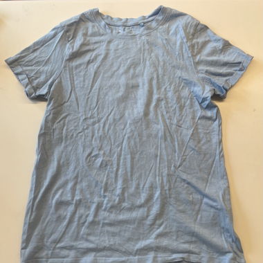 Hellblaues T-shirt
