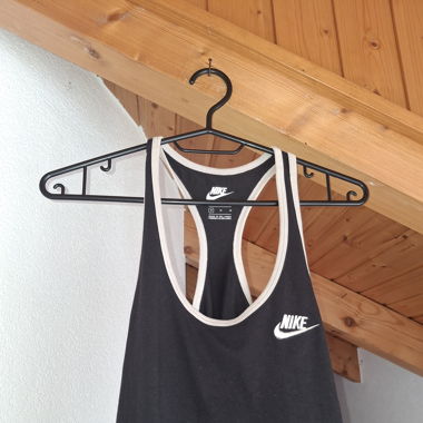 Un débardeur Nike noir