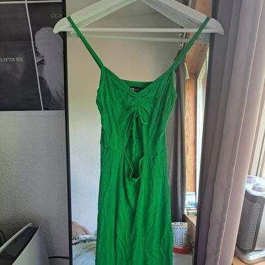 Grünes kleid mit dreieck ausschnitt