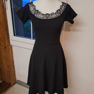 Abito nero con pizzo