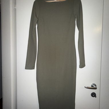 Robe midi ajustée à manches longues vert olive