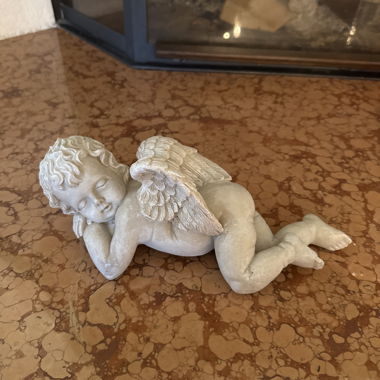 Statue d’ange allongée