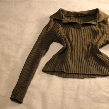 Green, tight-fitting long-sleeved top