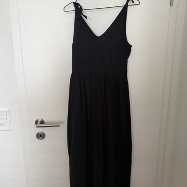 Robe noire à bretelles