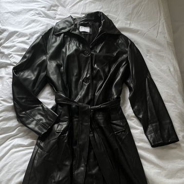 Fake Leder Trenchcoat von Bershka