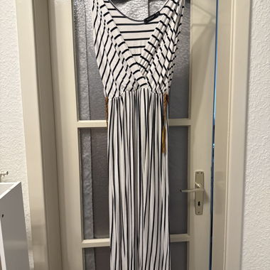 Langes gestreiftes Kleid in Weiss und Schwarz