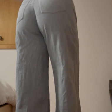 Hellblaue Cordhose mit weitem Bein