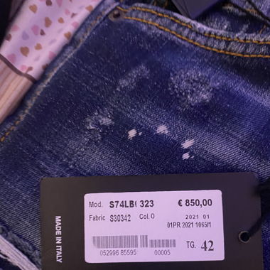 DSQUARED2- deux jeans à prix abordables 