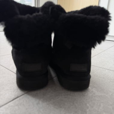 Schwarze UGG Winterstiefel