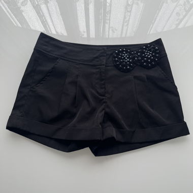 Short neri con dettaglio gioiello