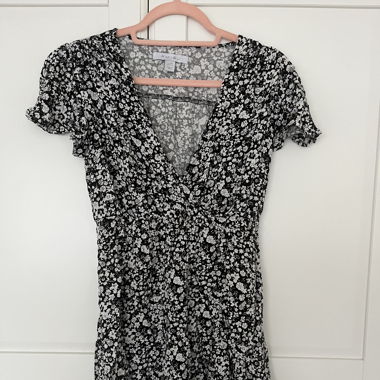 Schwarzes Kleid mit weissem Blumenmuster