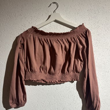 Blouse courte rose à épaules dénudées