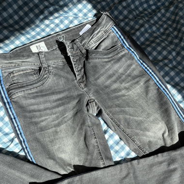 Grey Jeans mit blauem Seitenstreifen