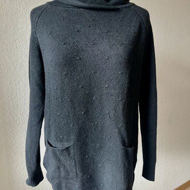 Schwarzer Pullover