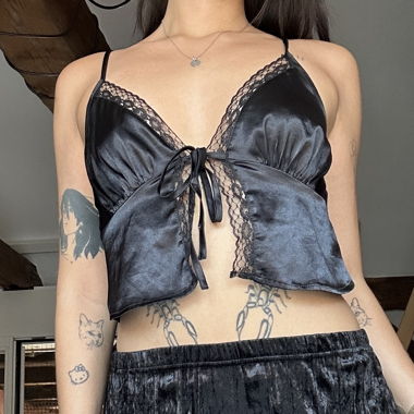 Camisole aus schwarzem Satin mit Spitze
