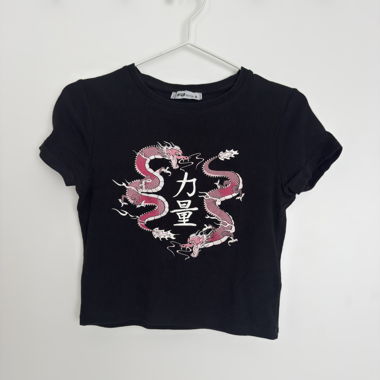 Schwarzes Crop-Top mit Drachenprint 