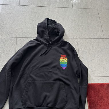 Hoodie noir avec imprimé arc-en-ciel