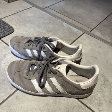 Scarpa Adidas Gazelle grigia