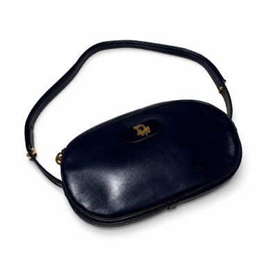 Blaue Ledertasche mit Schulterriemen
