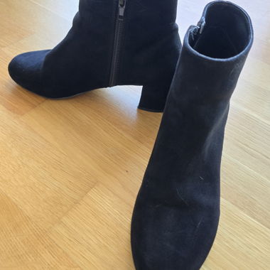 Schwarze Stiefeletten mit Absatz